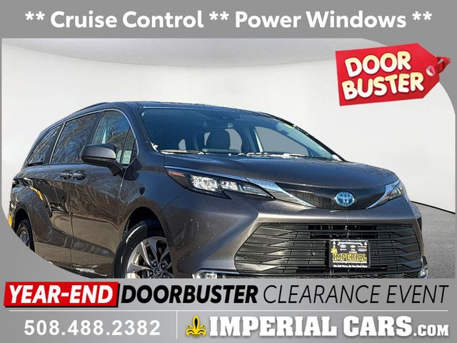 2024 Toyota Sienna XLE's photo