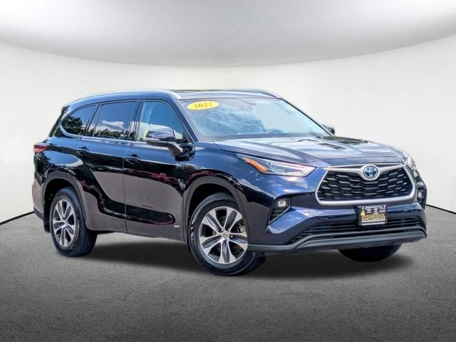 2022 Toyota Highlander Hybrid XLE photo 2