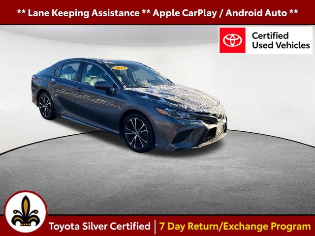 2019 Toyota Camry SE's photo