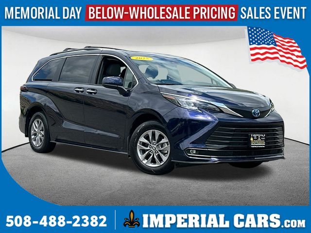 2025 Toyota Sienna XLE 8-Passenger Hybrid FWD's photo