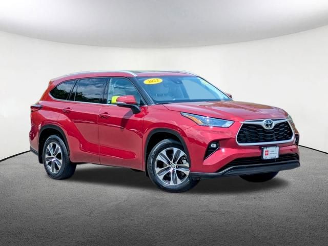 2022 Toyota Highlander XLE photo 2