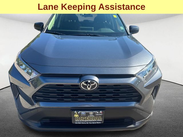 2020 Toyota RAV4 LE photo 2