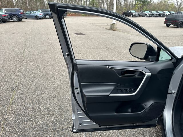 2025 Toyota RAV4 LE - Photo 31