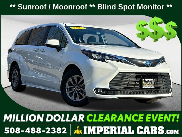 2025 Toyota Sienna XLE's photo