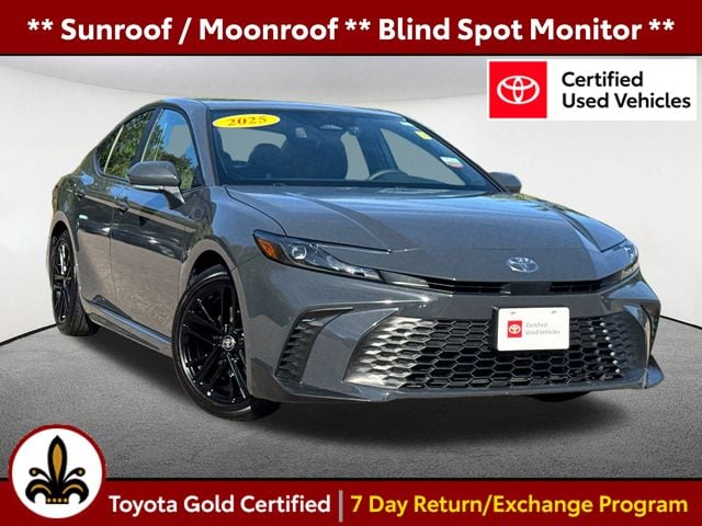 2025 Toyota Camry SE's photo