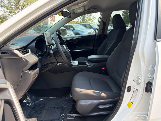 2025 Toyota RAV4 LE - Photo 28
