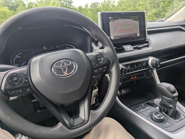 2025 Toyota RAV4 LE - Photo 30