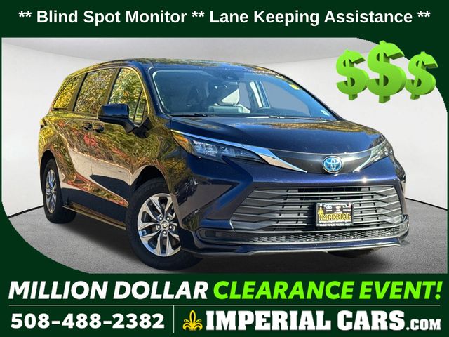 2024 Toyota Sienna LE's photo