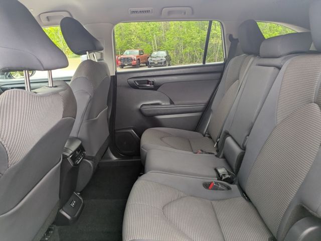 2024 Toyota Highlander LE - Photo 16