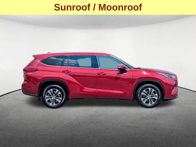 2022 Toyota Highlander XLE photo 3