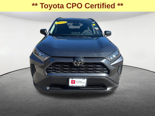 2019 Toyota RAV4 LE photo 3