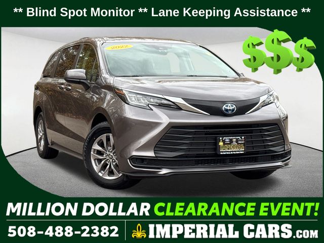 2022 Toyota Sienna LE's photo