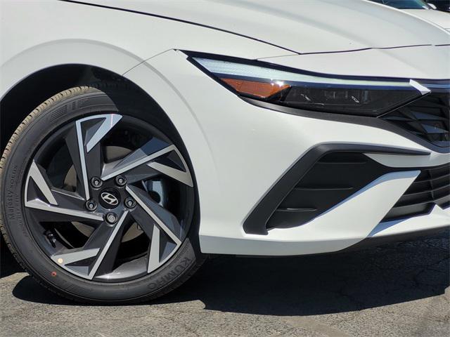 2025 Hyundai Elantra SEL Sport photo 2