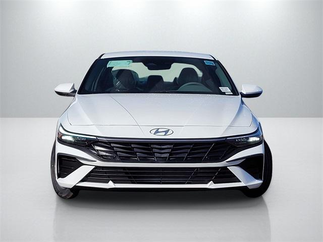 2025 Hyundai Elantra SE photo 2