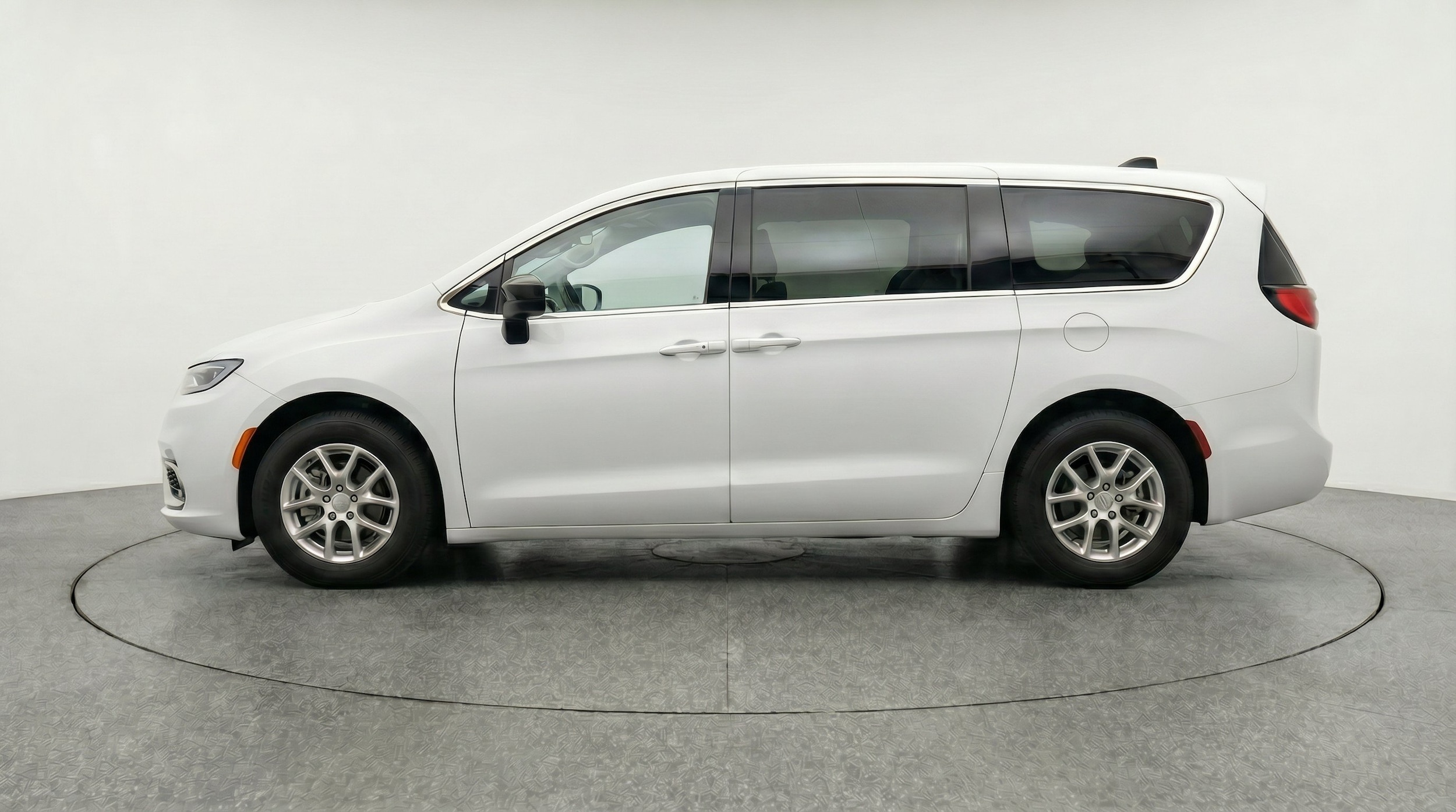Thumbnail: 2024 Chrysler Voyager - 5