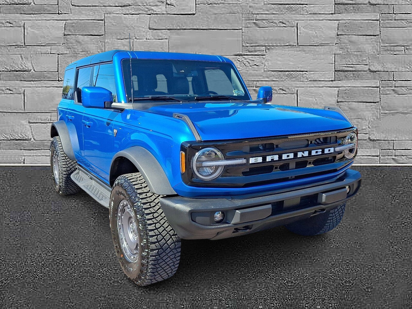2024 Ford Bronco Outer Banks photo 2