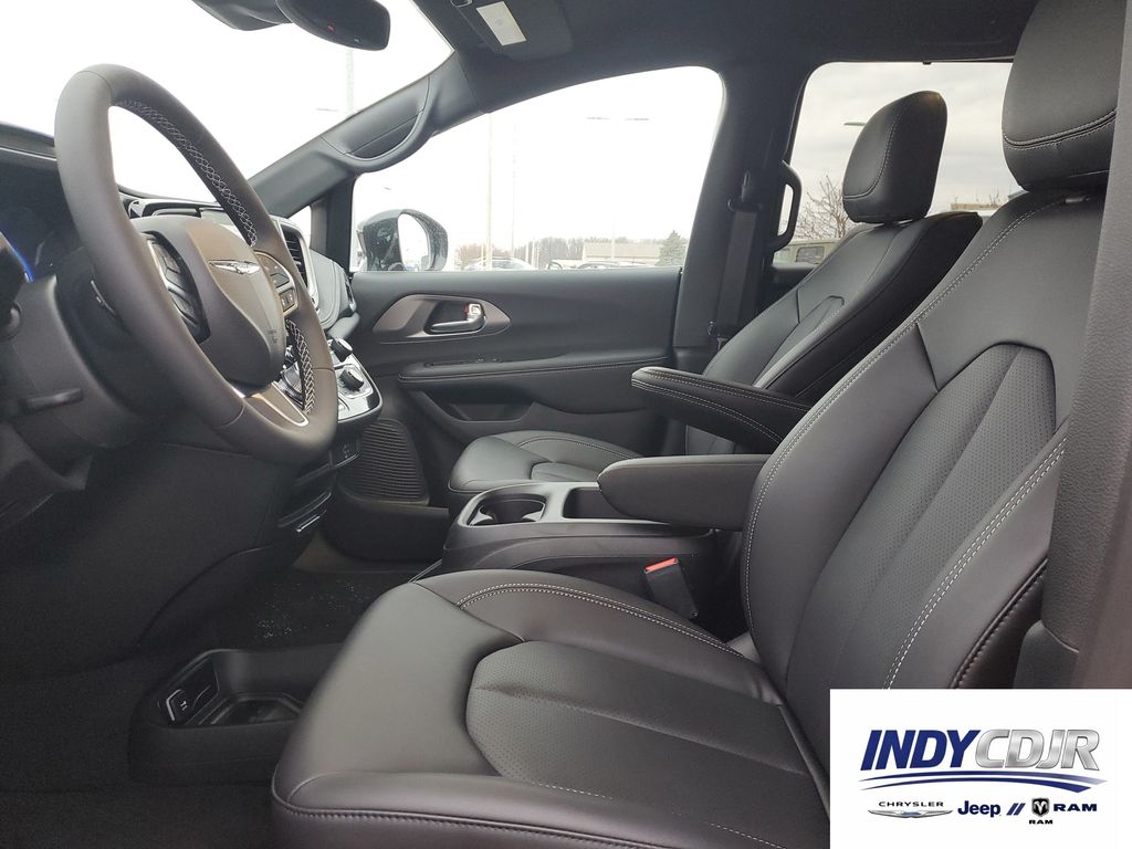 2026 Chrysler Pacifica Select - Photo 16