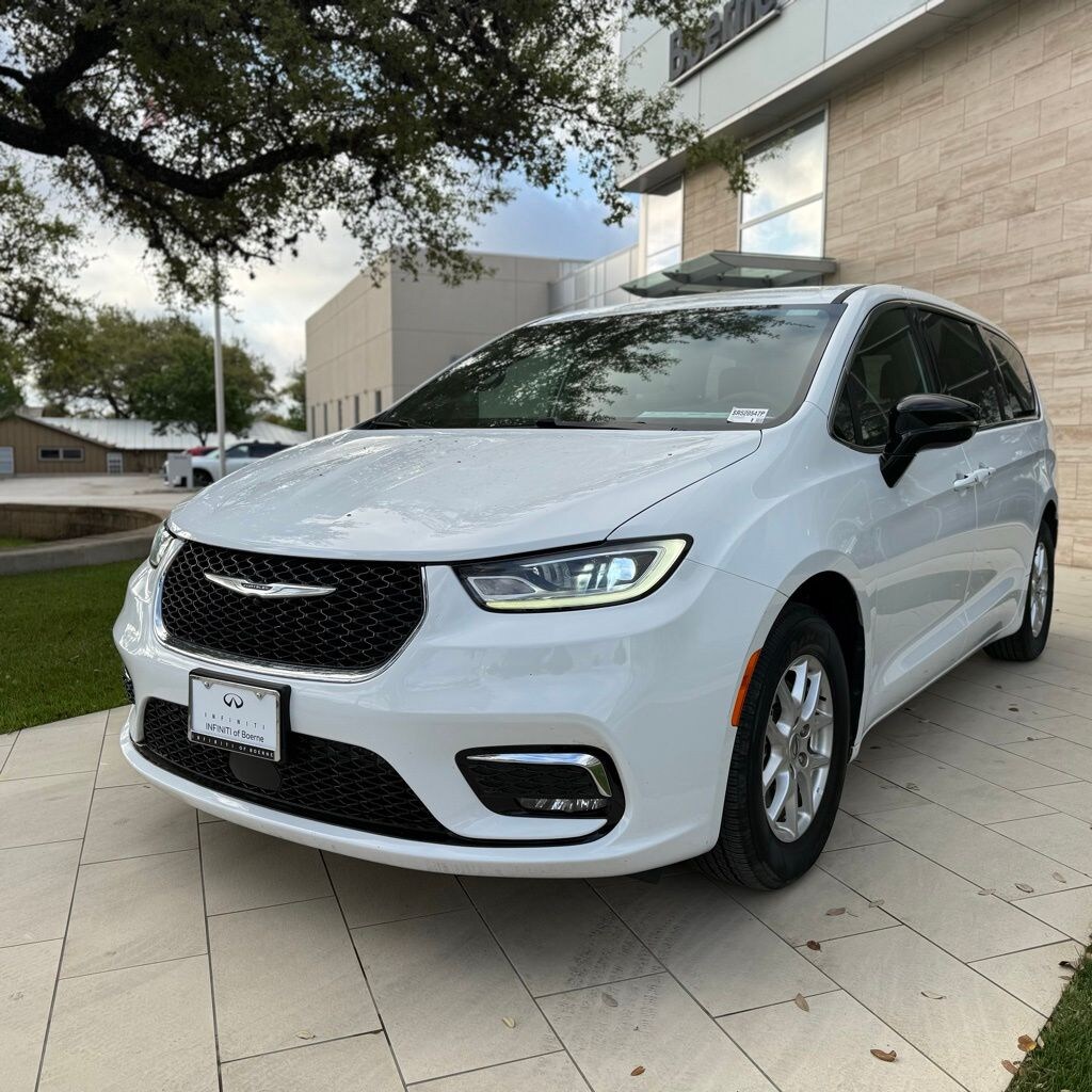 Used 2025 Chrysler Pacifica Select Select FWD