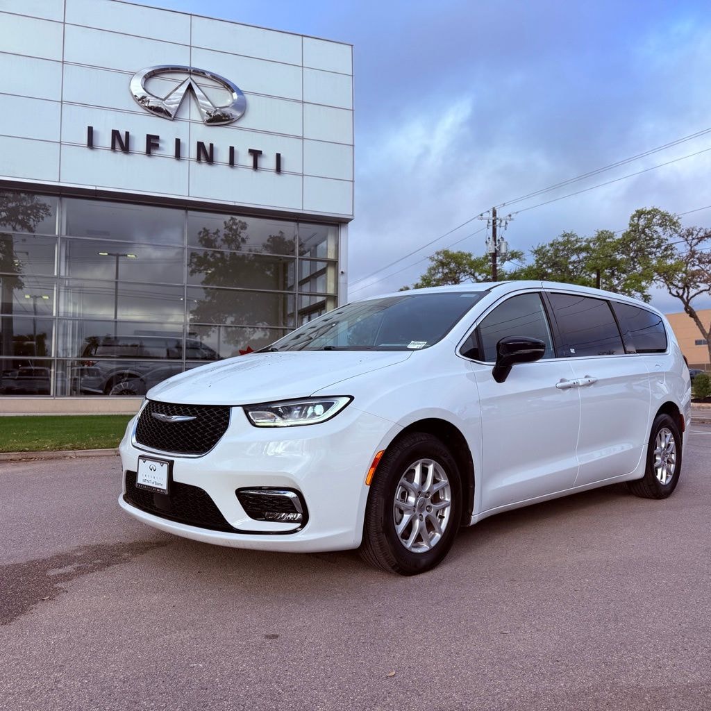 Used 2025 Chrysler Pacifica Select Select FWD