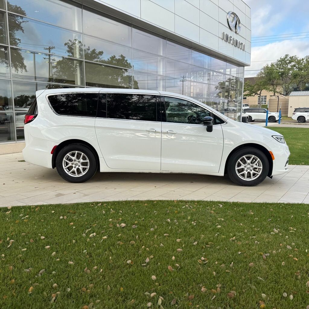 Used 2025 Chrysler Pacifica Select Select FWD
