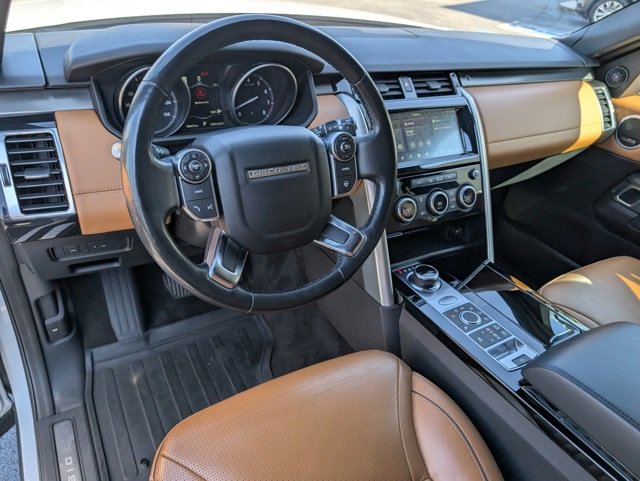 2017 Land Rover Discovery HSE Luxury photo 3