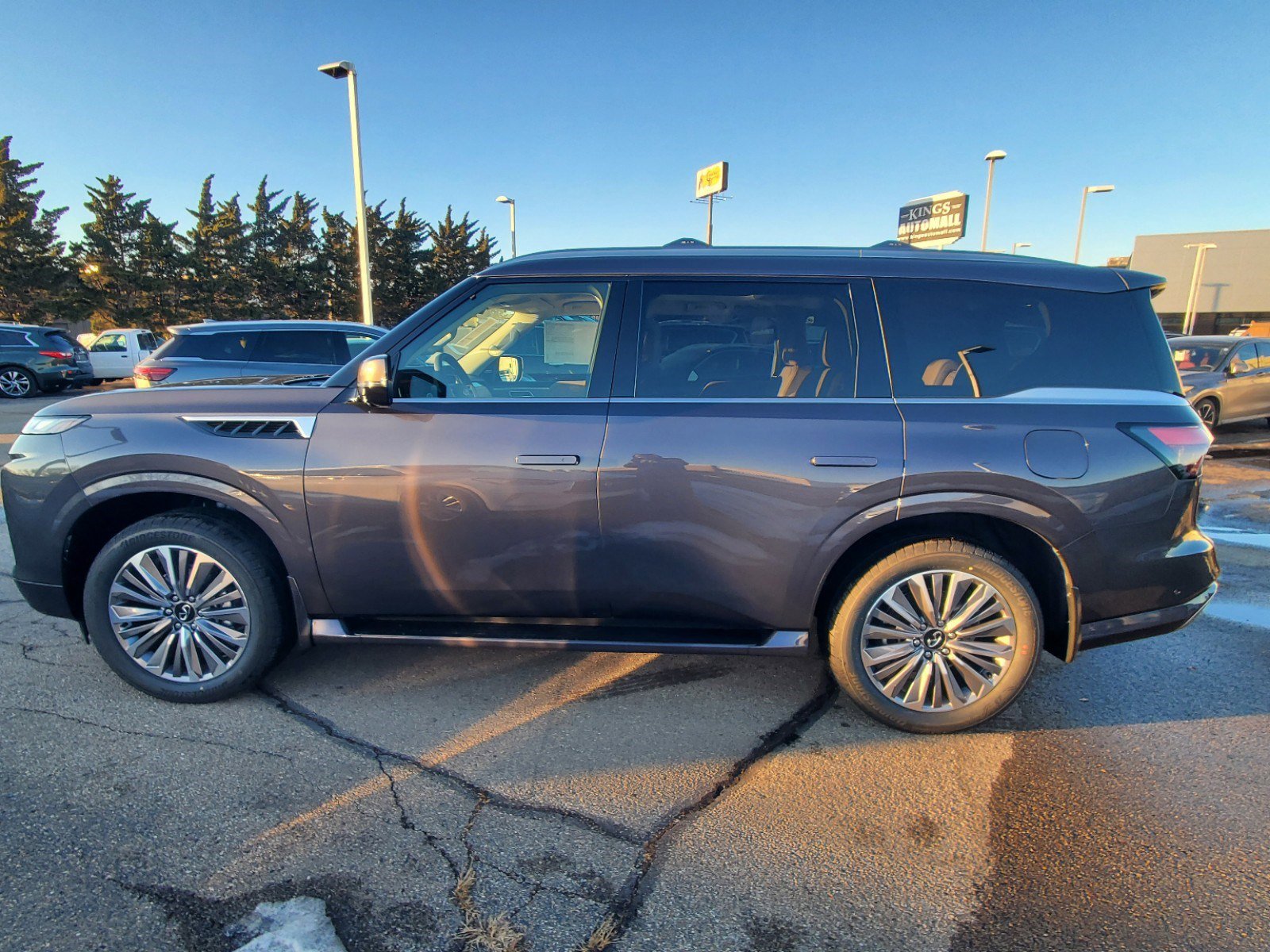 2025 Infiniti QX80 Luxe photo 2