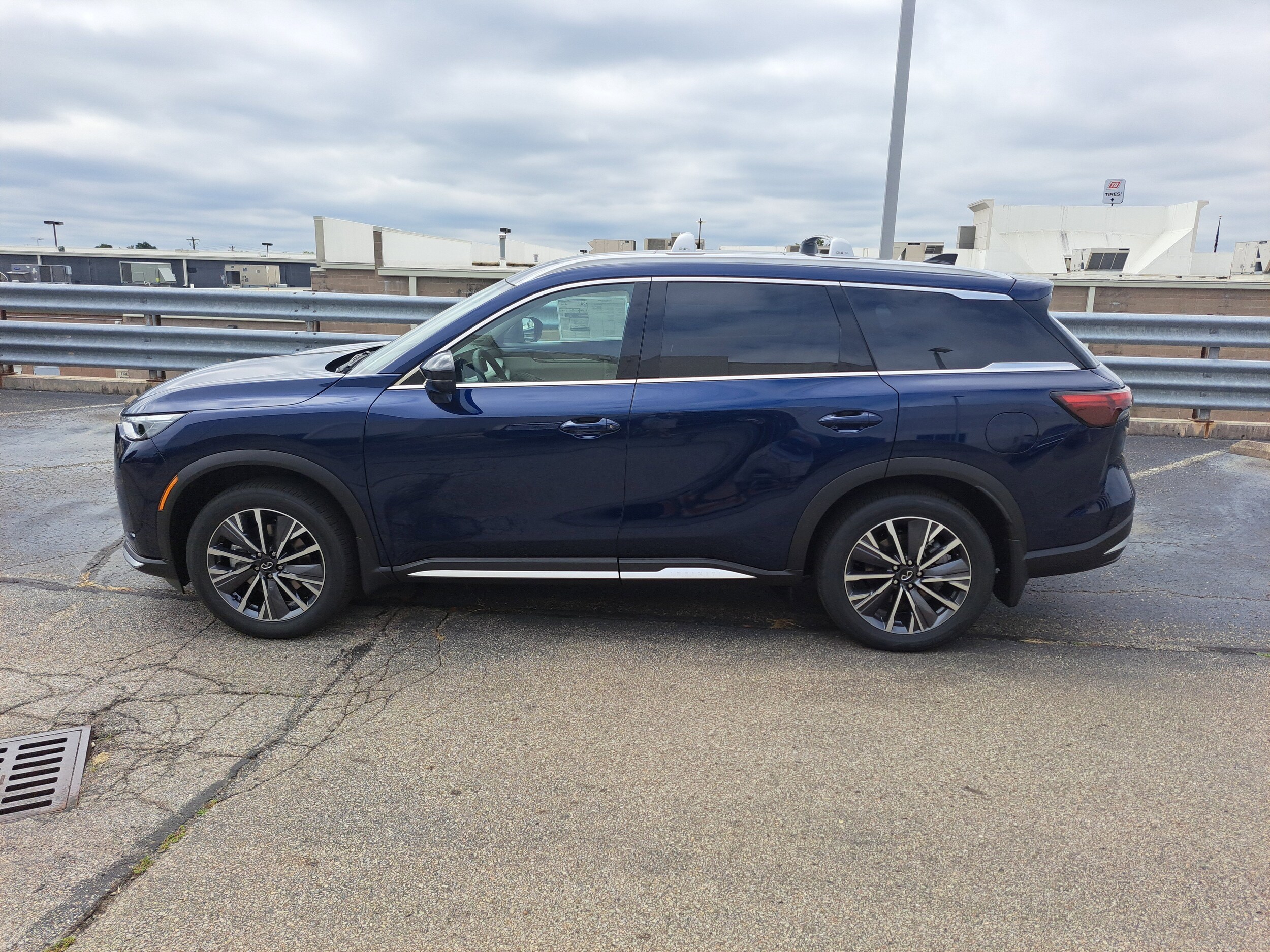 2026 Infiniti QX60 Luxe photo 2