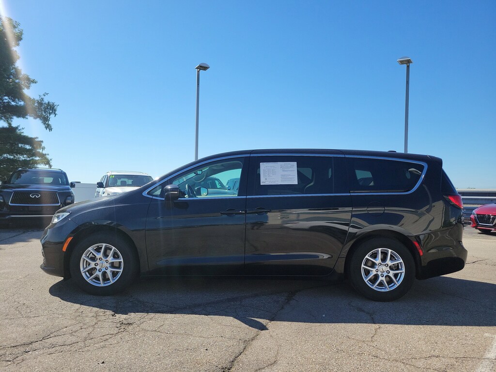 Used 2023 Chrysler Pacifica Touring L Van Passenger Van