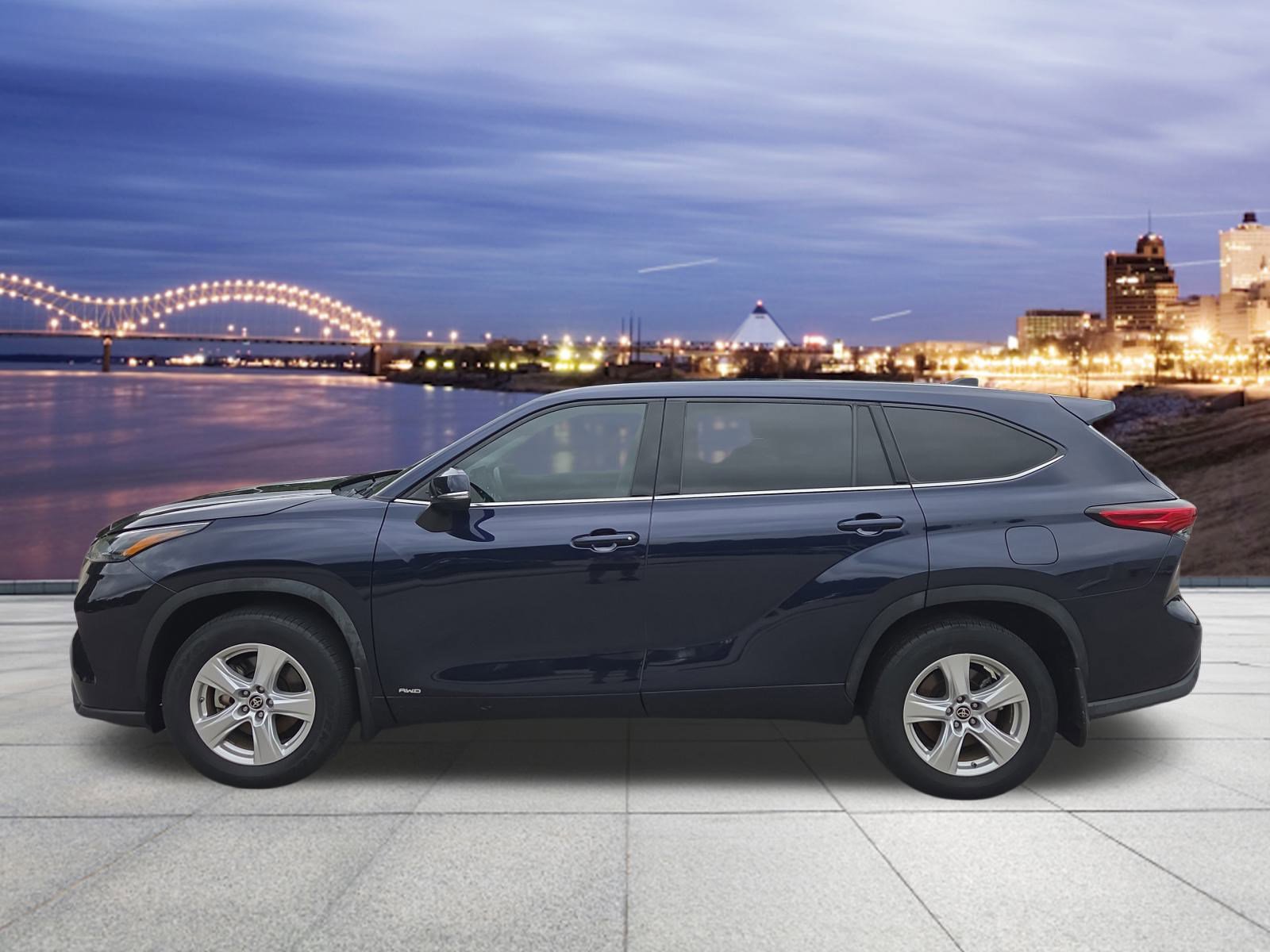 2022 Toyota Highlander Hybrid LE photo 2