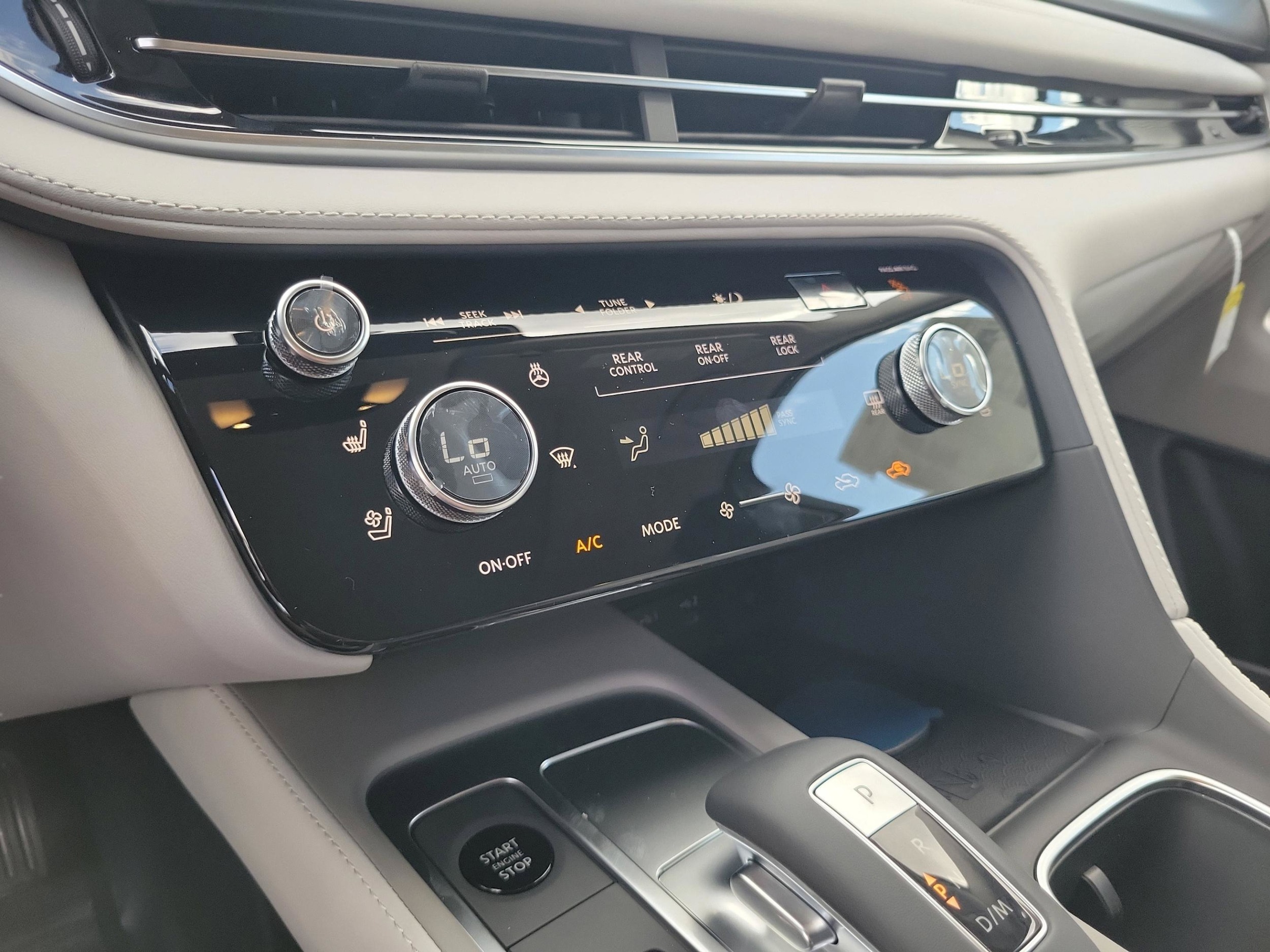 2027 INFINITI QX60 LUXE - Photo 17