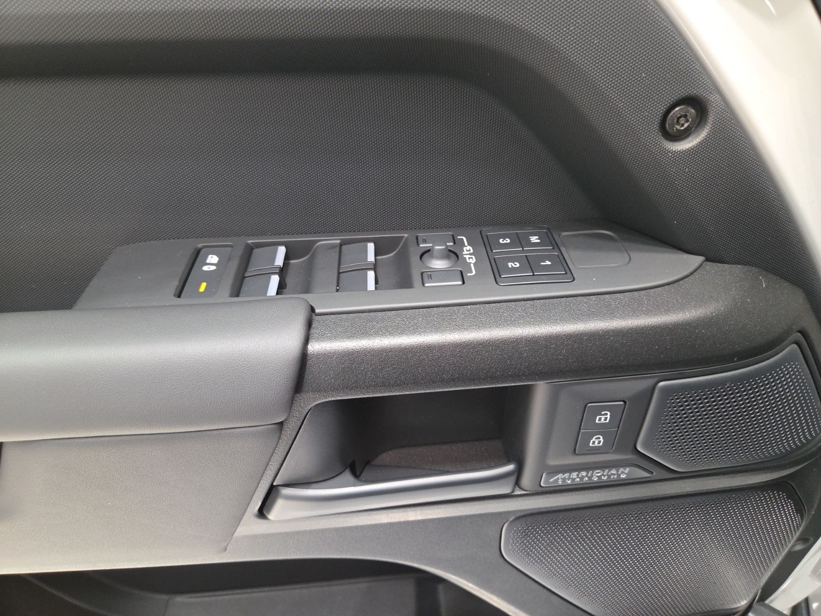 2026 Land Rover Defender OCTA - Photo 19