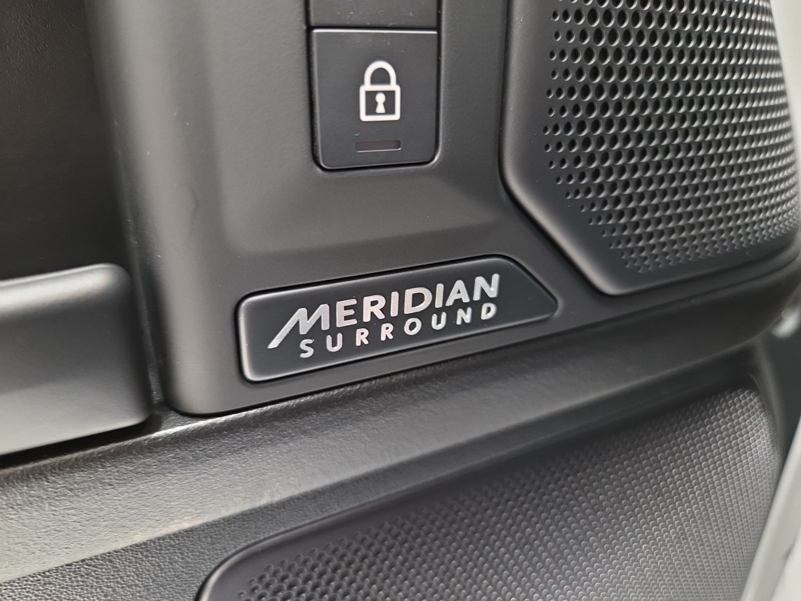 2026 Land Rover Defender OCTA - Photo 21