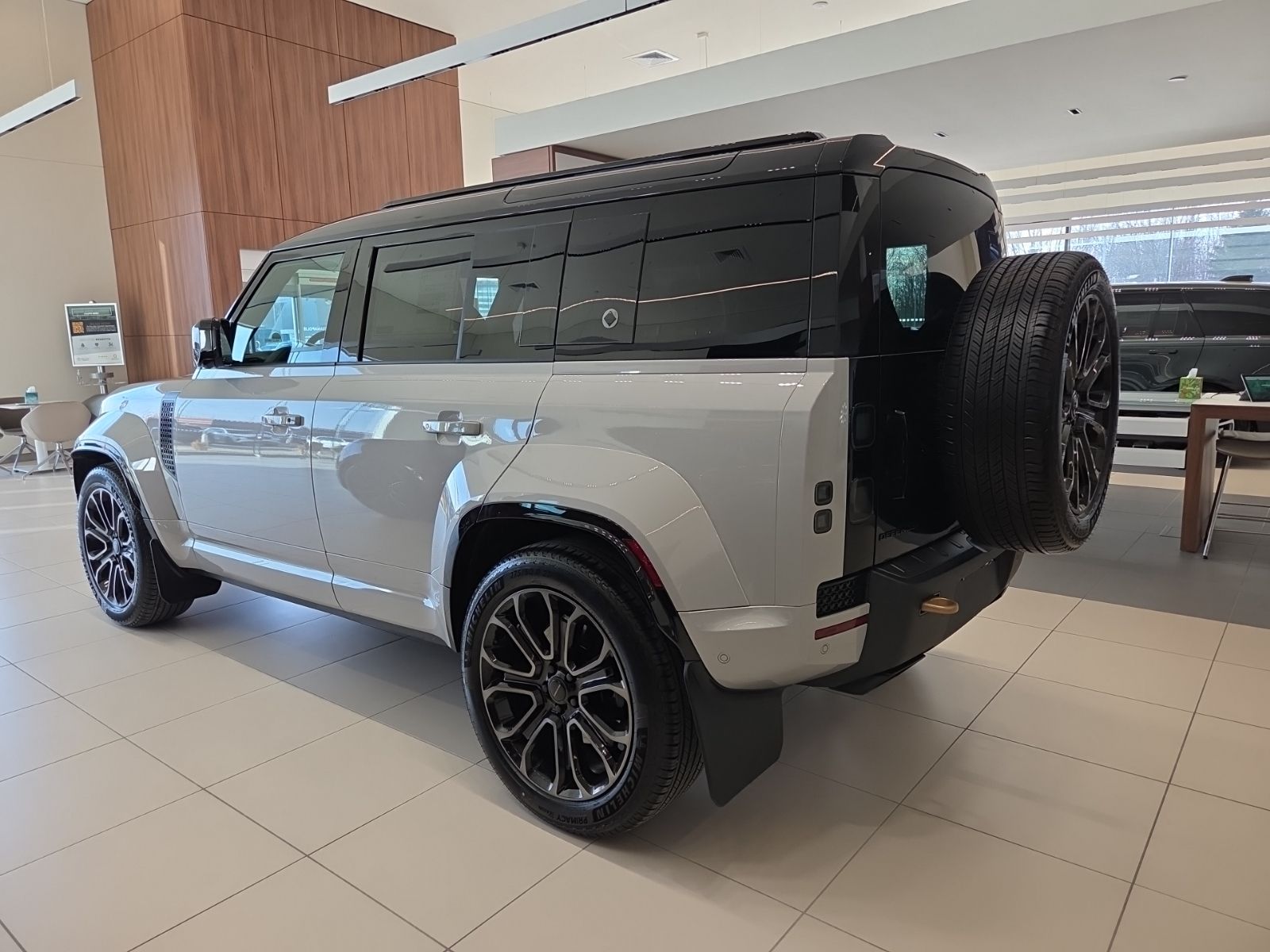 2026 Land Rover Defender OCTA - Photo 14