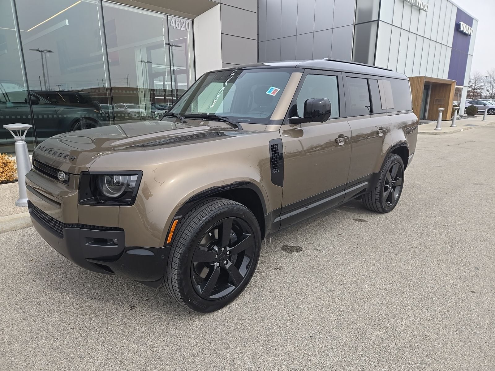 2026 Land Rover Defender 130 X-Dynamic SE P400's photo