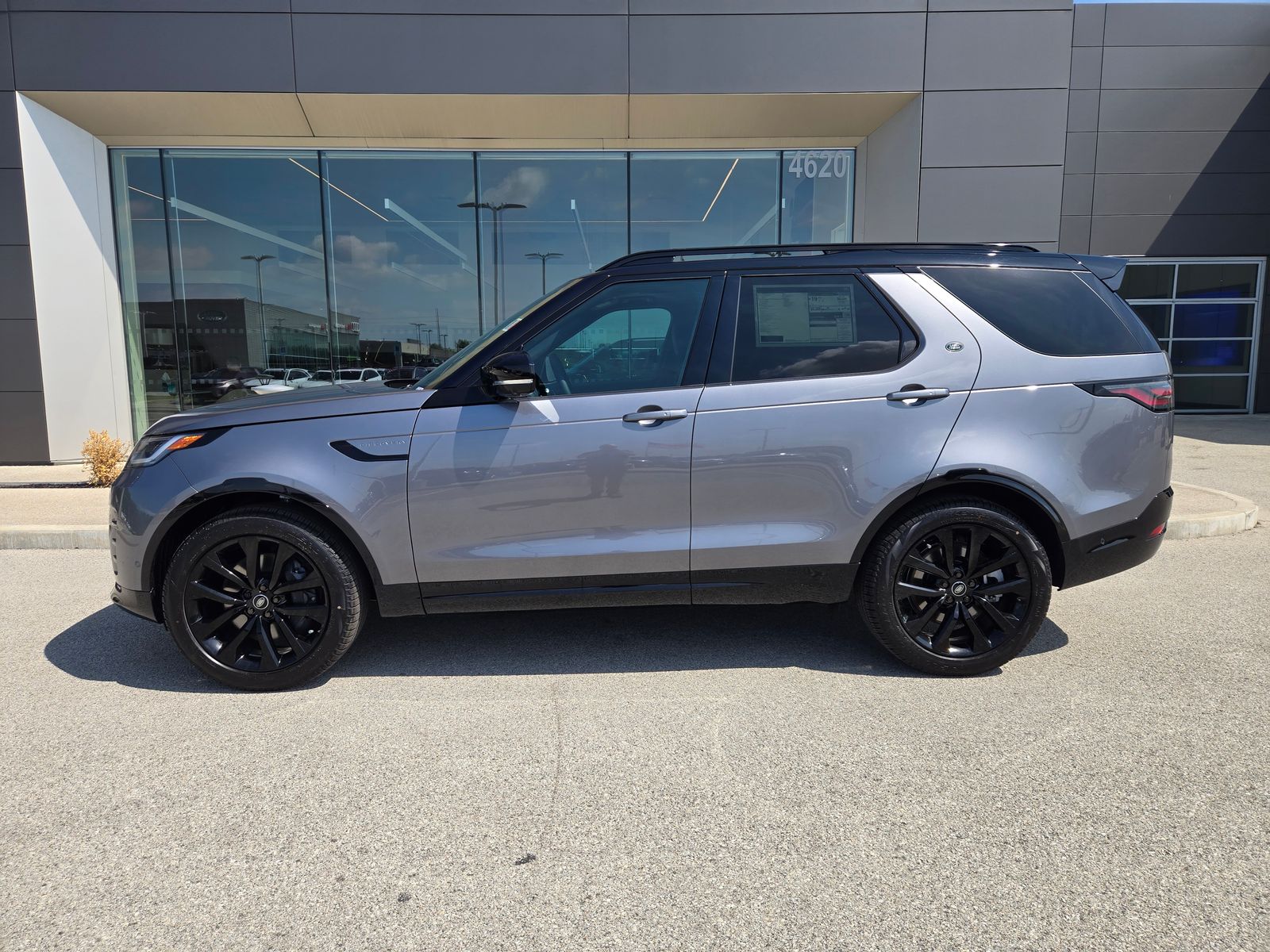 2026 Land Rover Discovery Gemini Edition - Photo 5