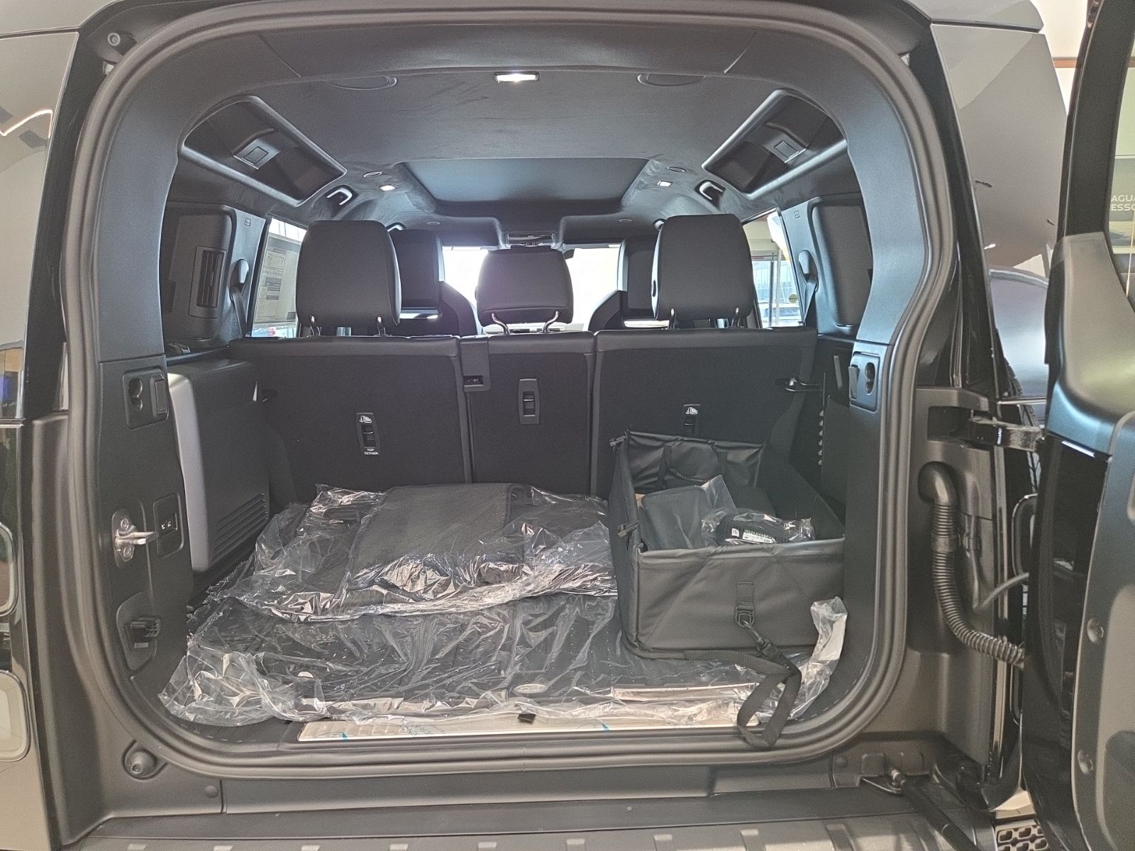 2026 Land Rover Defender OCTA - Photo 12