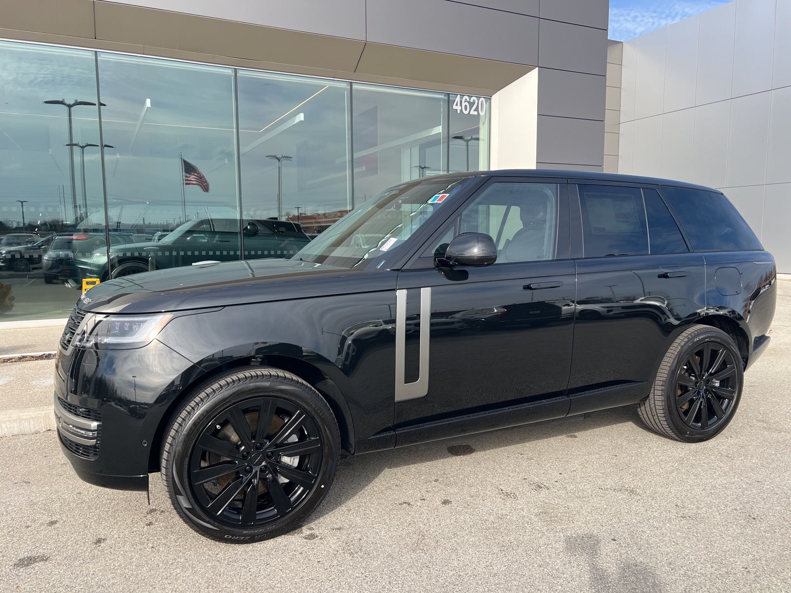 2026 Land Rover Range Rover 3.0 PHEV SE SWB's photo