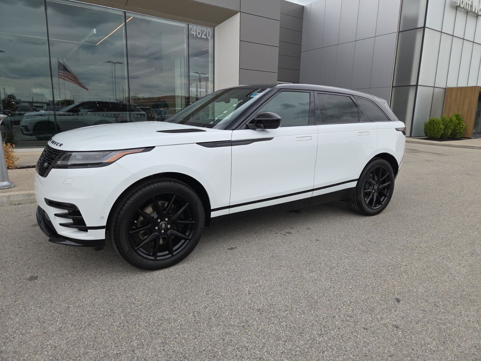 2026 Land Rover Range Rover Velar P250 Dynamic SE's photo