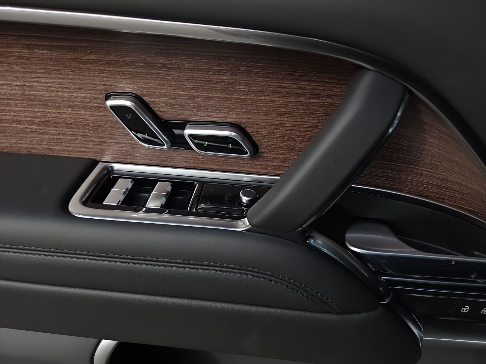 2026 Land Rover Range Rover SE - Photo 17