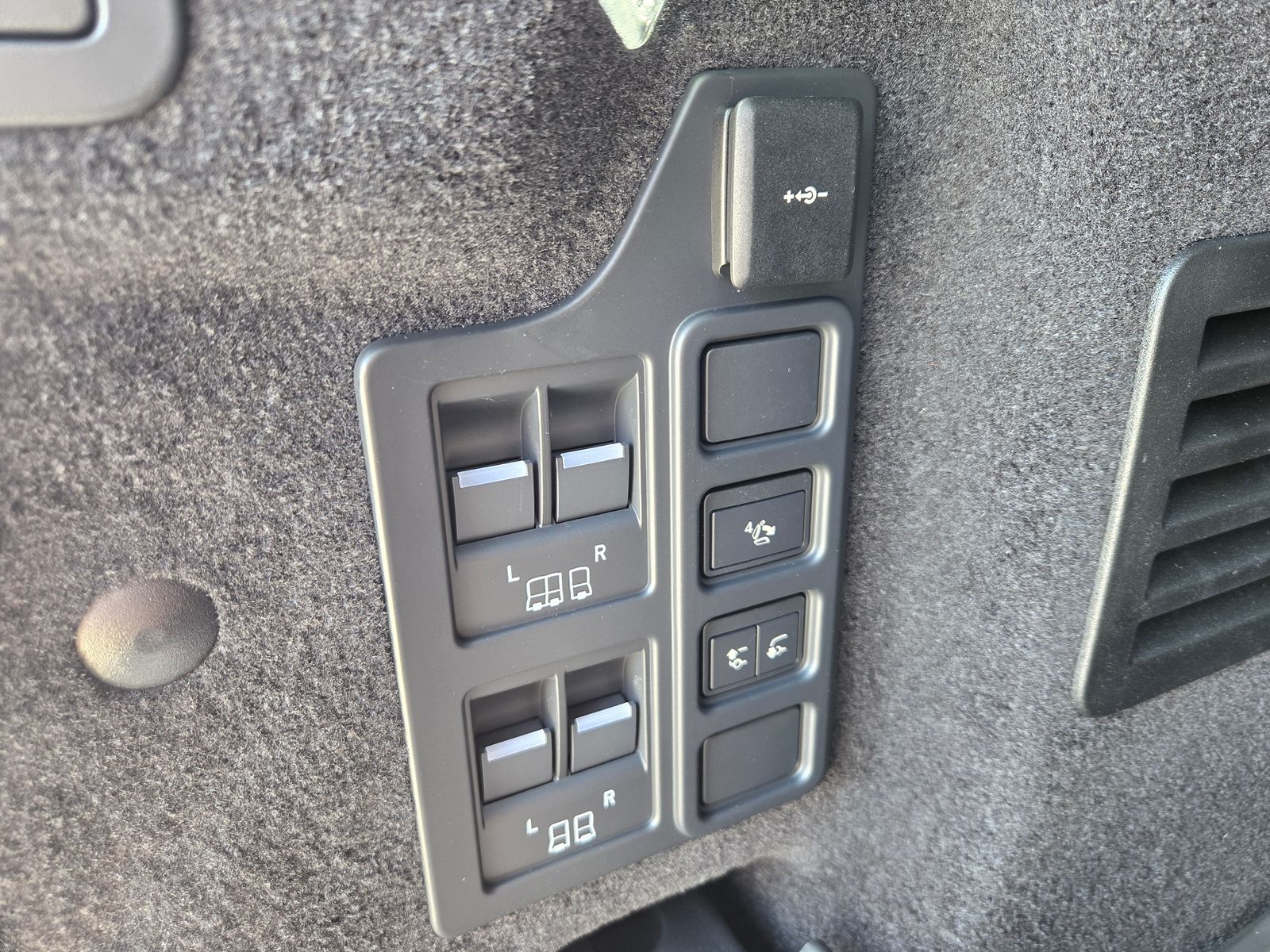 2026 Land Rover Discovery Gemini Edition - Photo 14