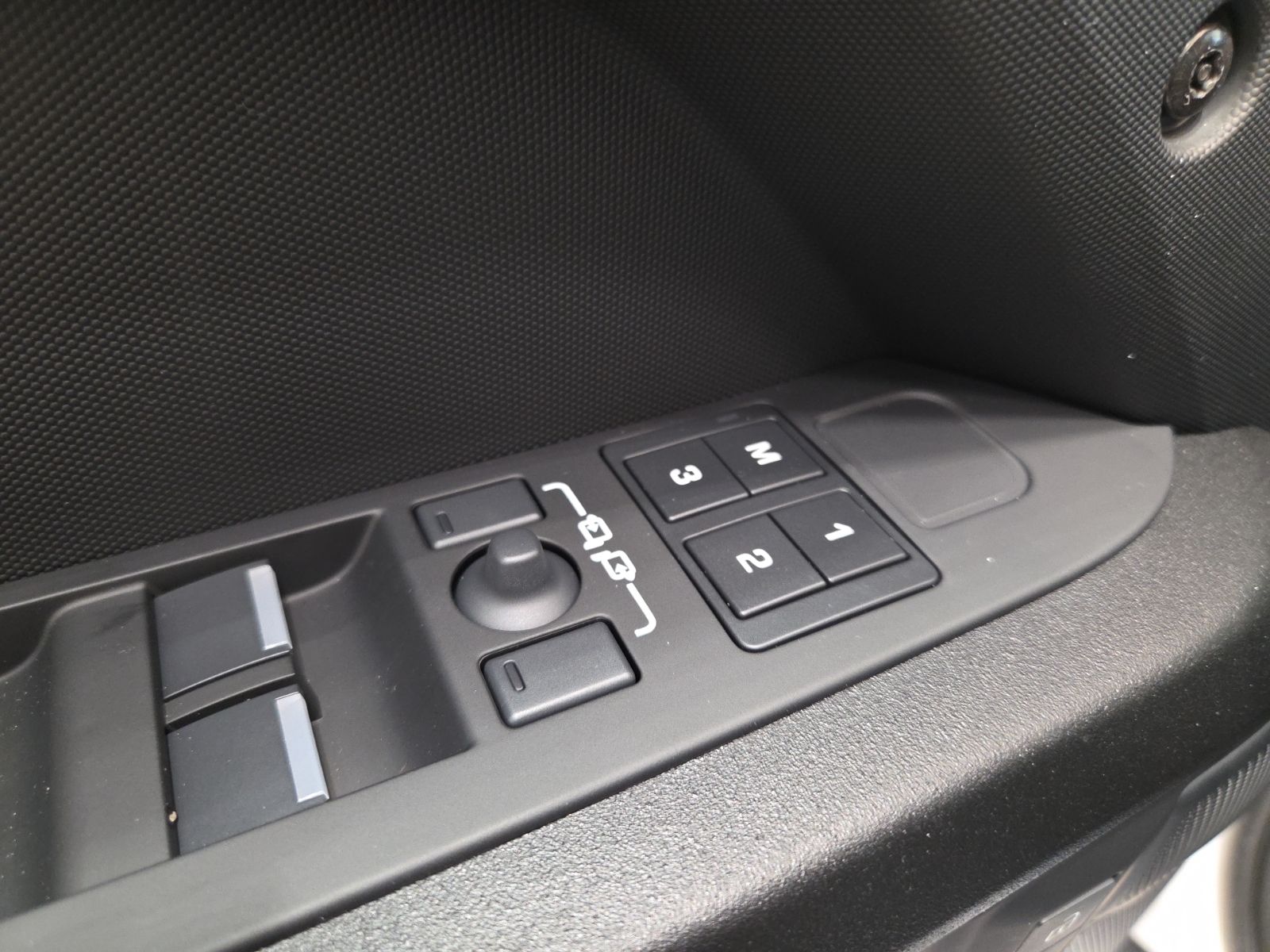 2026 Land Rover Defender OCTA - Photo 20