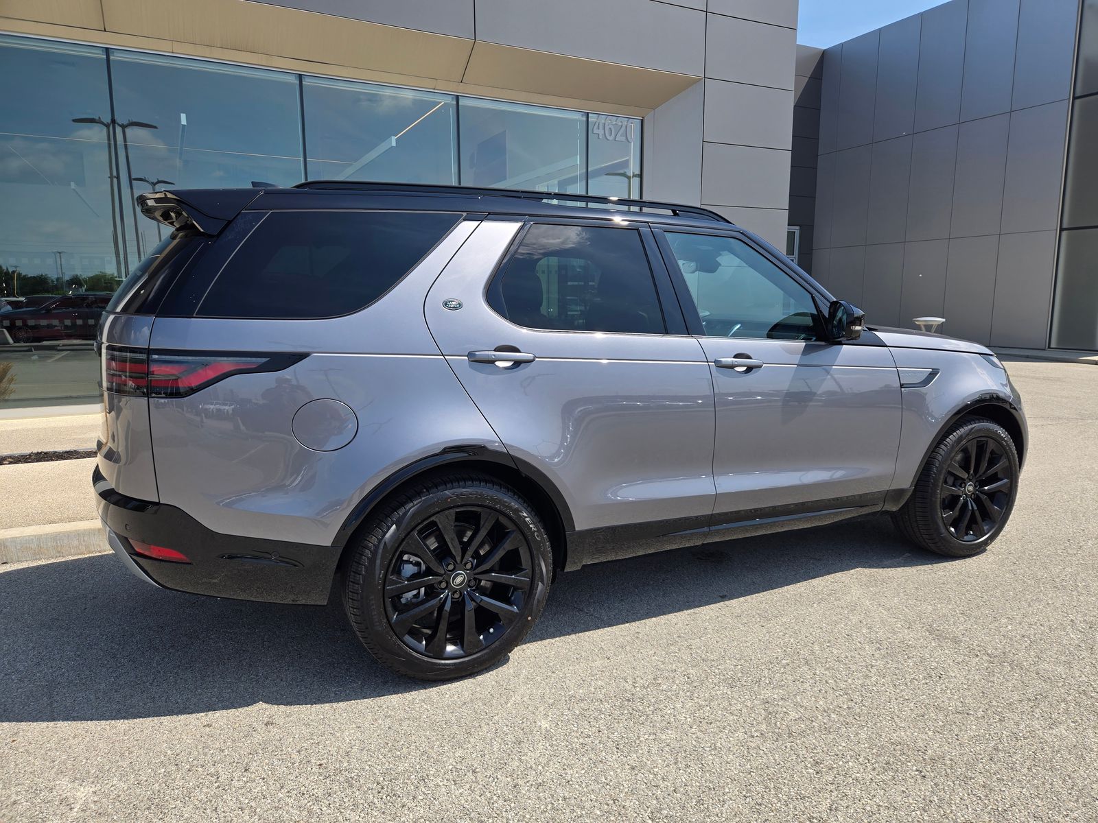 2026 Land Rover Discovery Gemini Edition - Photo 2