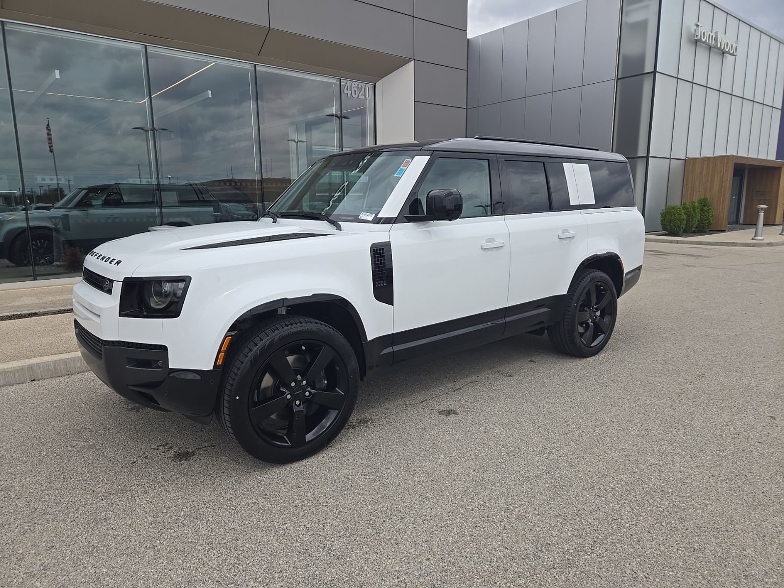 2026 Land Rover Defender 130 X-Dynamic SE P400's photo