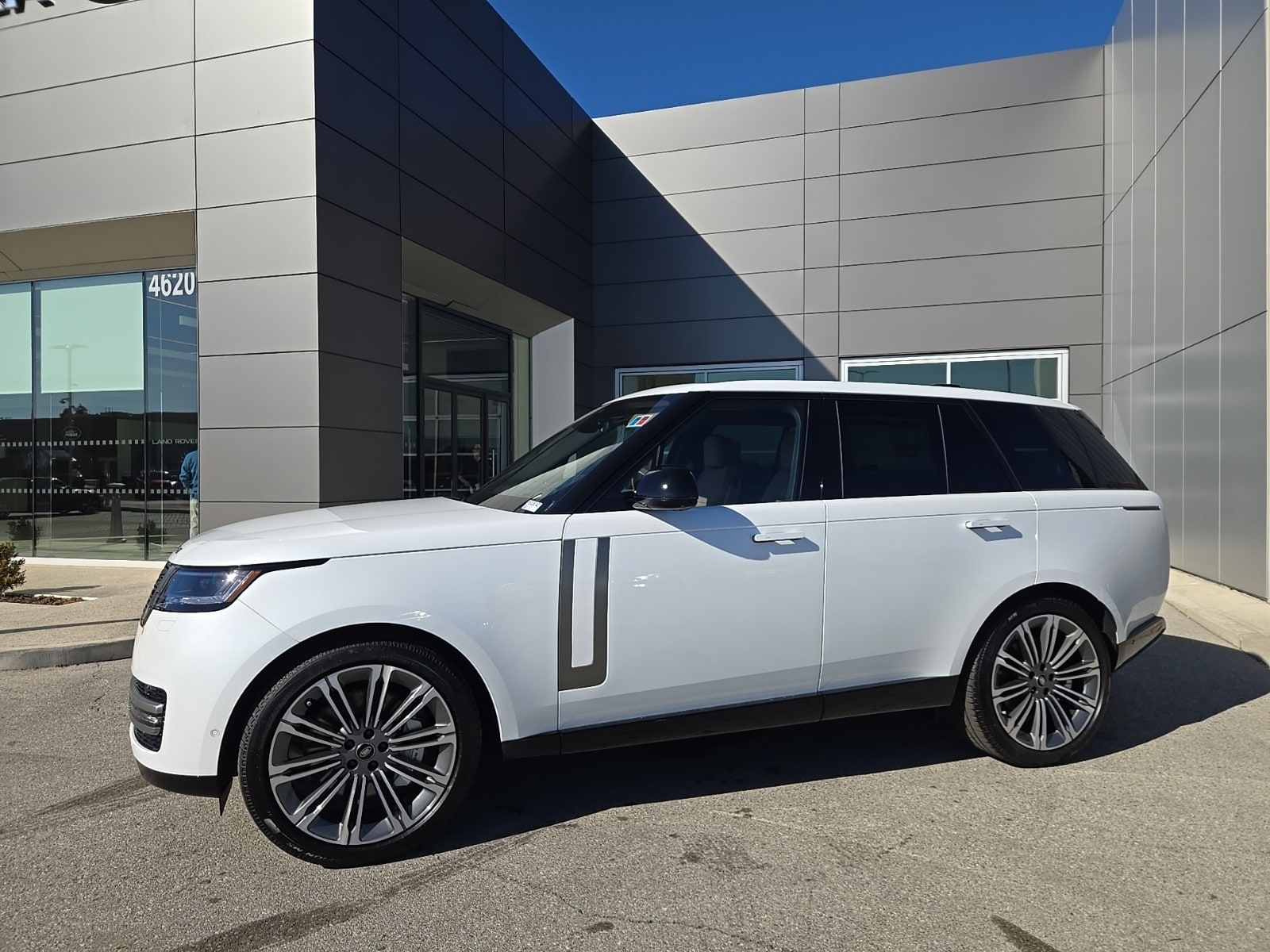 2025 Land Rover Range Rover SE's photo