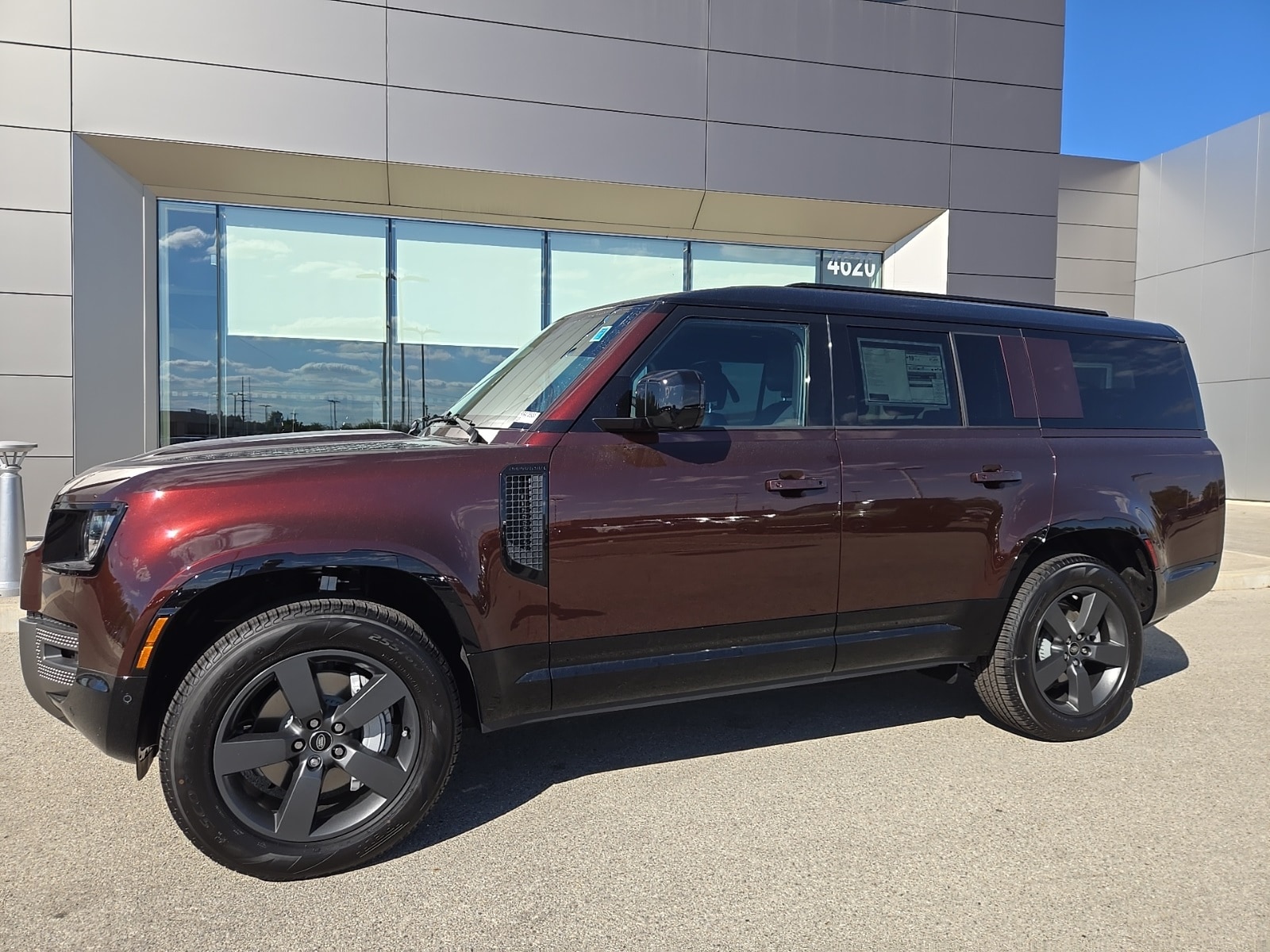 2025 Land Rover Defender X-Dynamic SE's photo