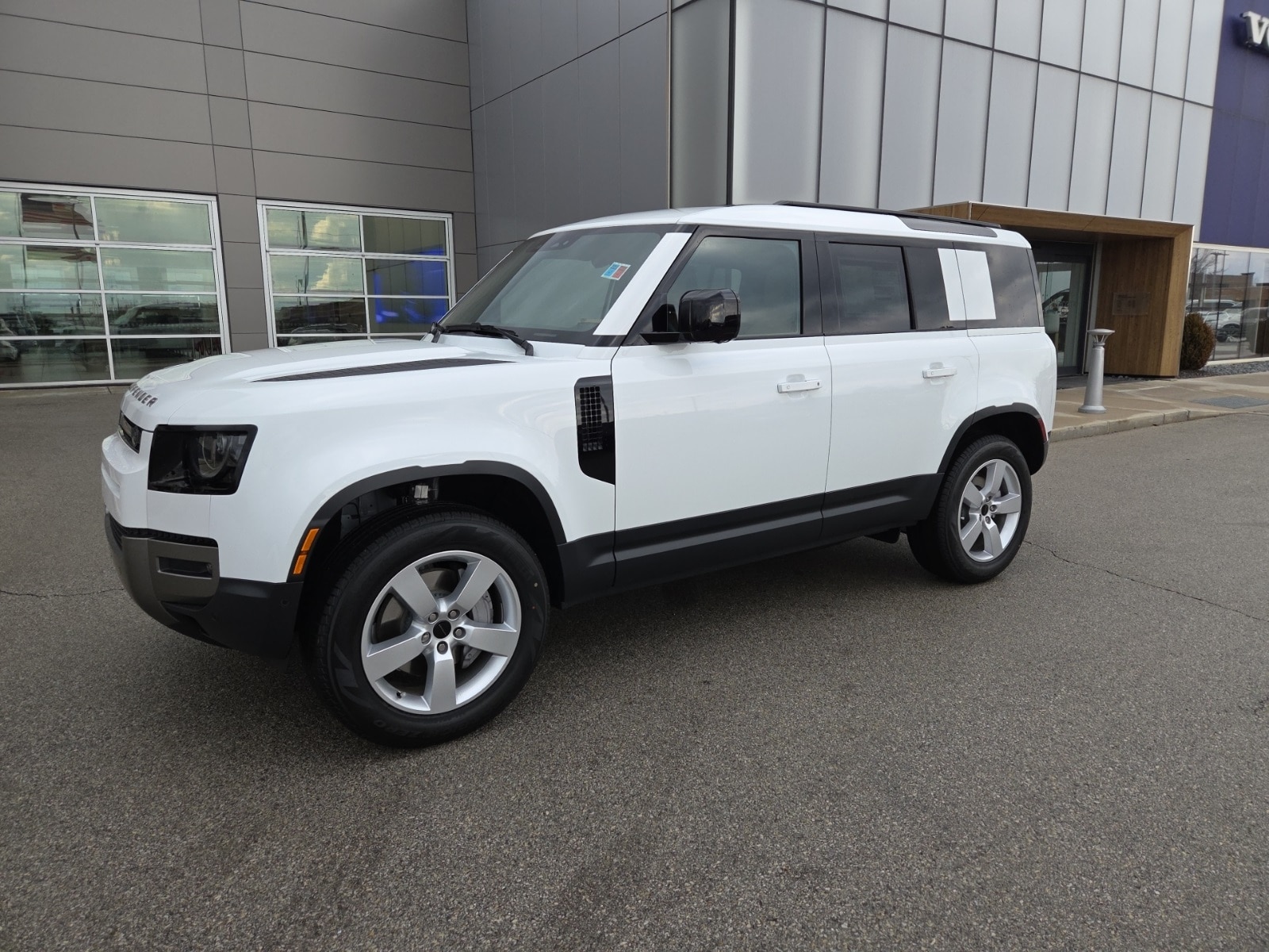 2026 Land Rover Defender S's photo