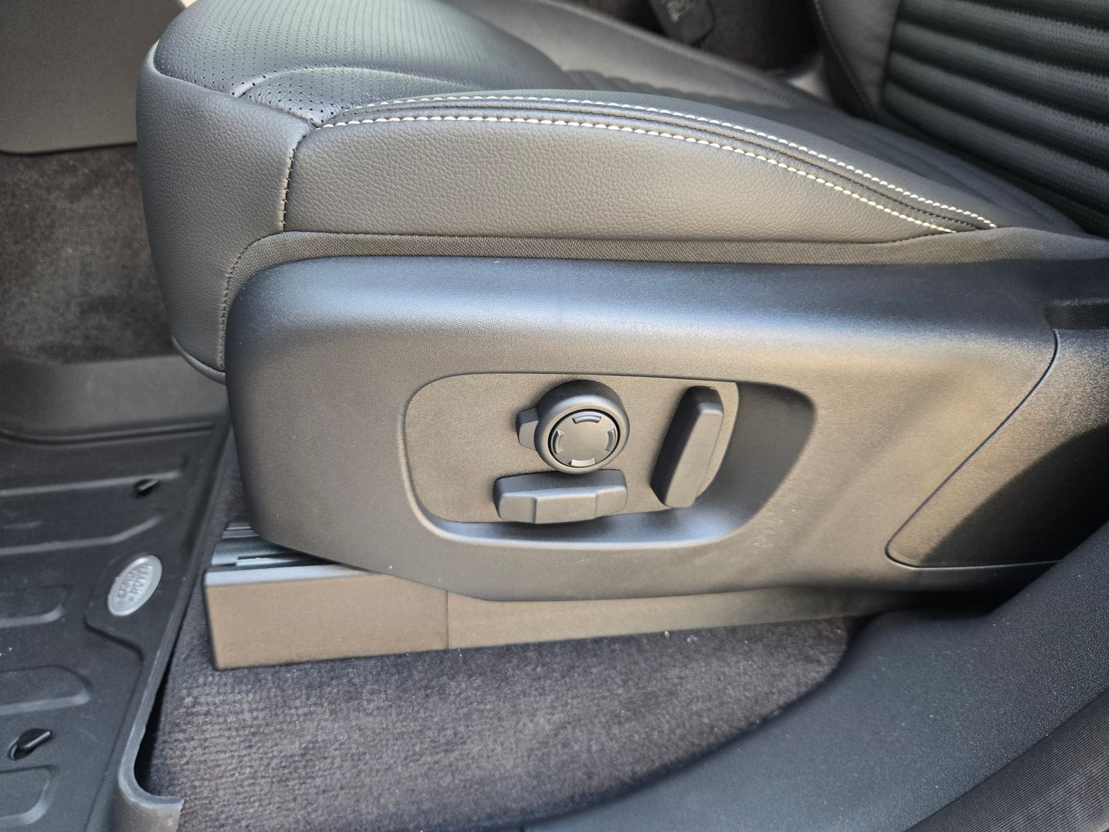 2026 Land Rover Discovery Gemini Edition - Photo 23