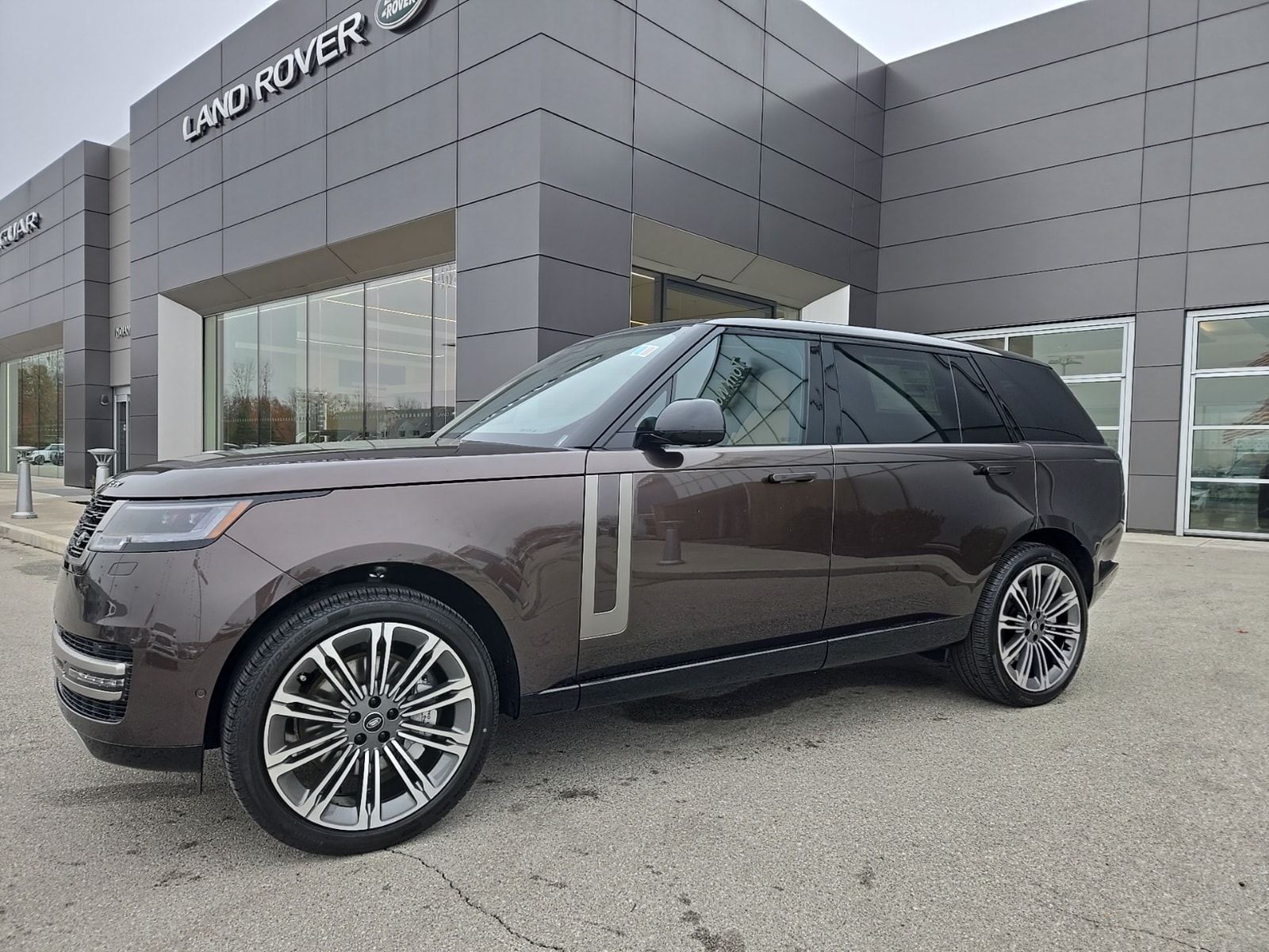 2025 Land Rover Range Rover SE's photo