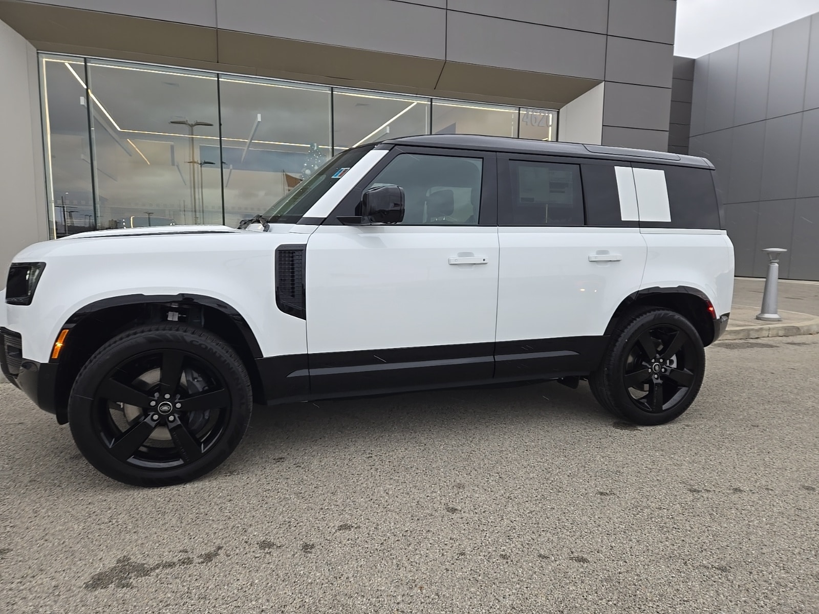 2025 Land Rover Defender X-Dynamic SE's photo