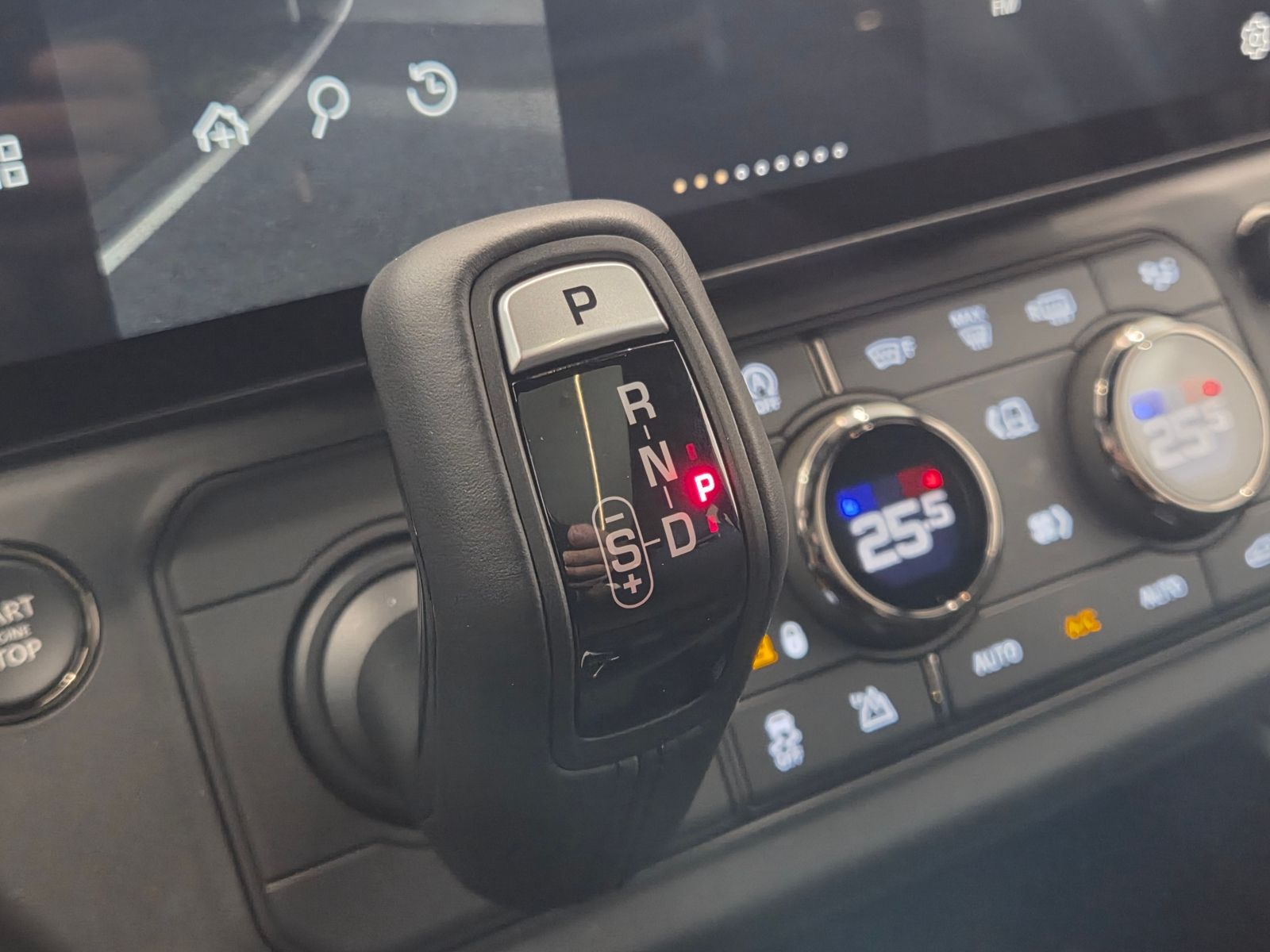 2026 Land Rover Defender OCTA - Photo 38